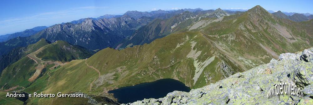 01 dalla cresta del Corno Stella panoramica sul lago Moro.jpg